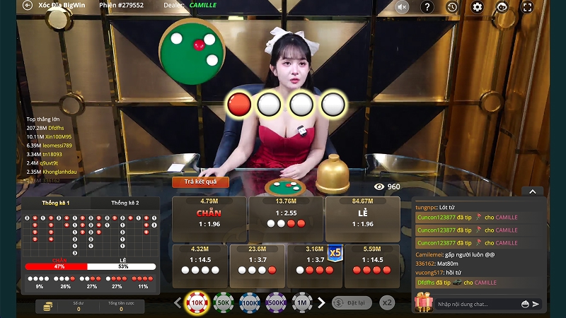 Dealer Cobet chia bài baccarat trong sảnh live.
